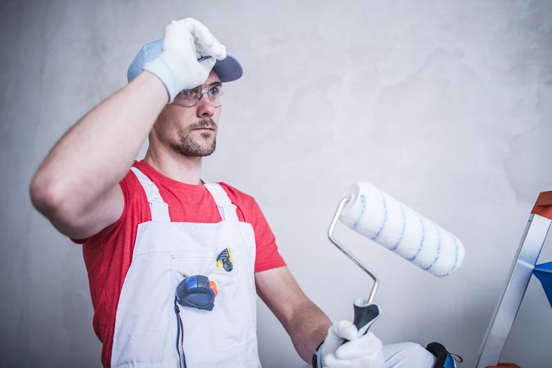 Malermeister Wichelhaus bei der Arbeit