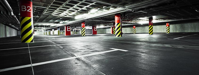 Bodenmarkierung in einer Parkhalle
